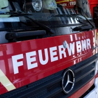 Die Feuerwehr konnte laut Polizei verhindern, dass sich der Brand auf weitere Gebäudeteile ausbreitete. (Symbolbild) (Foto: Sven Hoppe/dpa)