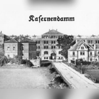 Auf dieser historischen Aufnahme ist im Vordergrund der Kasernendamm zu sehen, auf dem sich am 15. Juli 1926 eine größere Menschenmenge versammelt, um das Hochwasser der Rezat anzusehen. Im Hintergrund die Hindenburgkaserne, wo sich heute die Hochschule befindet. (Repro: Winfried Vennemann)
