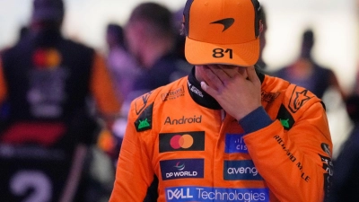 Sinnbildlich für McLaren nach dem Rennen in Katar: Ein sprachloser Oscar Piastri. (Foto: Darko Bandic/AP/dpa)
