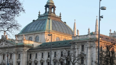 Hier im Justizpalast sollen nach dem Willen der Freien Wähler künftig alle Gerichtsbarkeiten in Bayern unter dem Dach des Justizministeriums verwaltet werden. Das soll mehr Effizienz bringen und auch Geld sparen. (Symbolbild)   (Foto: Stephan Jansen/dpa)