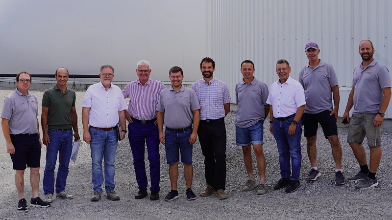 Ein kleines Gipfeltreffen an der Biogasanlage (von links): Michael Weiß, Peter Hecht, Bäumel, Auernhammer, Löblein, Martin Stümpfig, Thomas Hoch, Peter Köhnlechner, Manfred Böhm und Jörg Brand. (Foto: Simone Hedler)