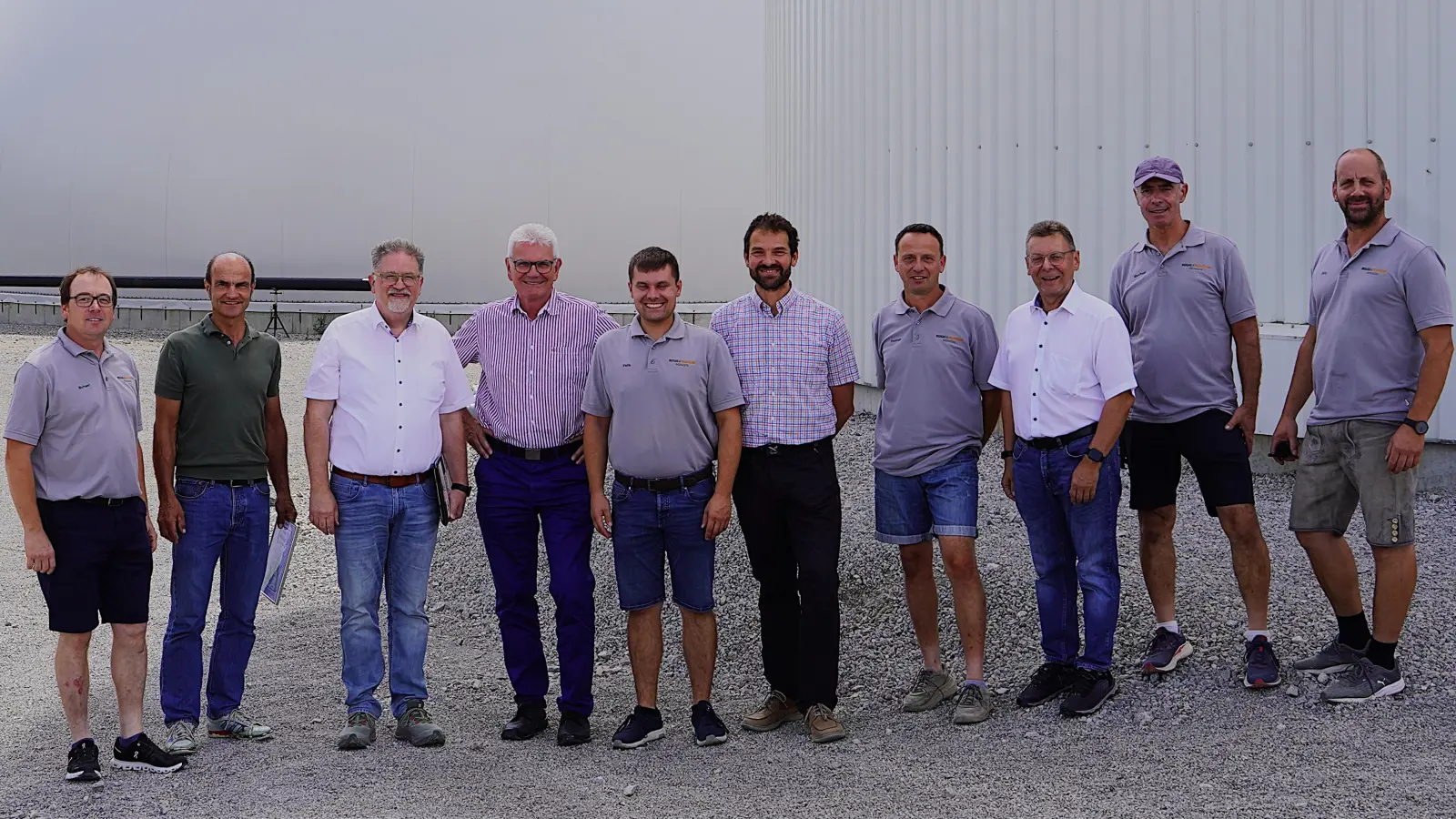 Ein kleines Gipfeltreffen an der Biogasanlage (von links): Michael Weiß, Peter Hecht, Bäumel, Auernhammer, Löblein, Martin Stümpfig, Thomas Hoch, Peter Köhnlechner, Manfred Böhm und Jörg Brand. (Foto: Simone Hedler)