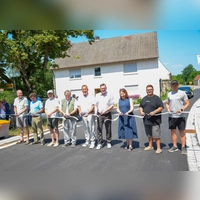 Die Kreisstraße 12 durch Bergtheim wurde gestern für den Verkehr wieder freigegeben. Landratsstellvertreter Ronald Reichenberg schnitt das Band symbolisch durch. (Foto: Christa Frühwald)