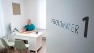 Die Zahl der Ärztinnen und Ärzte ist 2025 weiter gestiegen. (Archivbild) (Foto: Sebastian Kahnert/dpa)