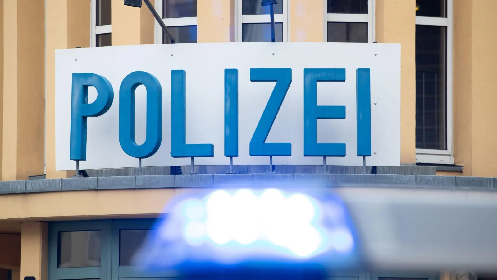 Eine Verfolgungsjagd zwischen Rad und Traktor erlebt selbst die Polizei nicht häufig. (Symbolbild: Friso Gentsch/dpa)