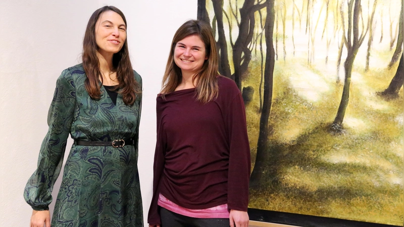 Präsentieren ihre Arbeiten in Hilsbach: Maria Semmer (links) und Hanna Nagel (rechts) (Foto: Martina Kramer)