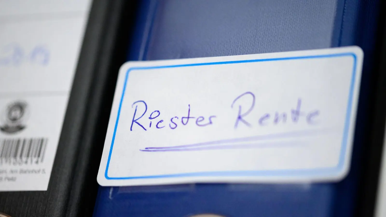 Mit über 50 noch eine Riester-Rente abschließen? Für Geringverdienern mit Kindern kann sich das unter Umständen lohnen. (Foto: Jonas Walzberg/dpa)