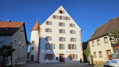 Frisch saniert erstrahlt das einstige Landgericht im Herzen Leutershausens, die Heimat des neuen Gustav-Weißkopf-Museums „Pioniere der Lüfte“. Nicht immer war es um das Haus so gut bestellt. (Foto: Wolfgang Grebenhof)