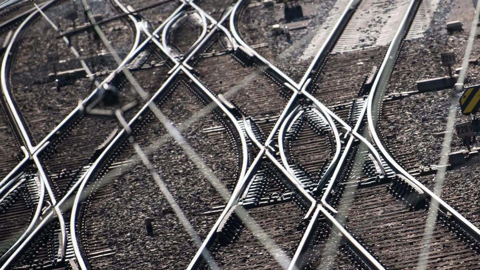 An einer Weiche sprangen zwei Güterwaggons aus den Gleisen. (Symbolbild) (Foto: Sven Hoppe/dpa)