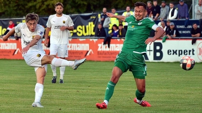 Vilzings Josef Gottmeier schießt aufs Tor, Ansbachs Kapitän Tobias Dietrich kommt einen Schritt zu spät, doch ein Tor fiel in dieser Situation nicht. (Foto: Dirk Meier)