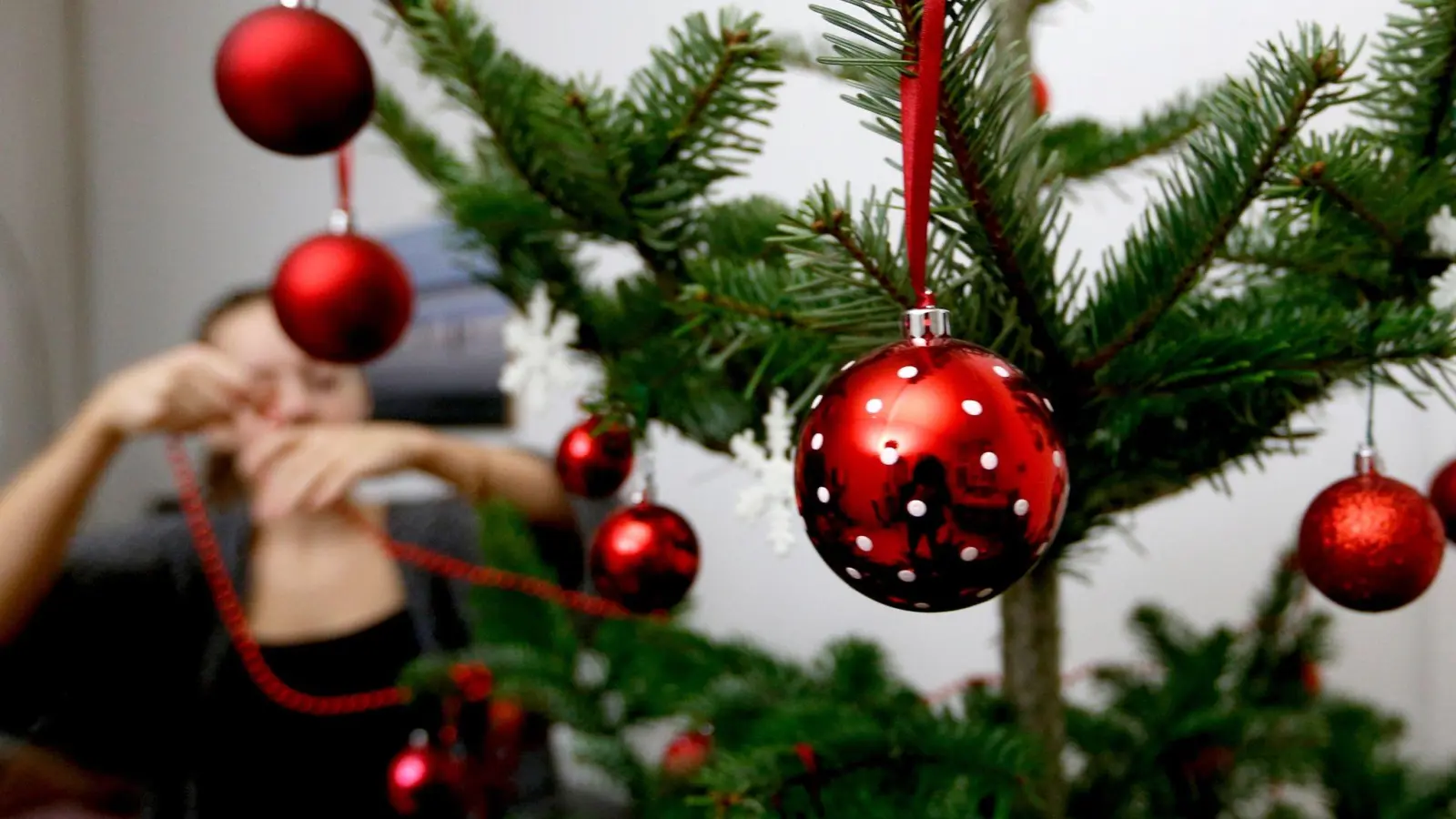 Ein zweites Leben für abgenutzte Christbaumkugeln: Mit einem Stift kann man ihnen in wenigen Minuten einen Punkte-Look verpassen. (Foto: Ina Fassbender/dpa-tmn)