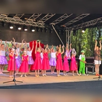 Die Tanzgruppe Dance Paradise bei einem ihrer Auftritte. Ganz rechts steht Leiterin Dina Matveeva. (Foto: Nathalie Martin)