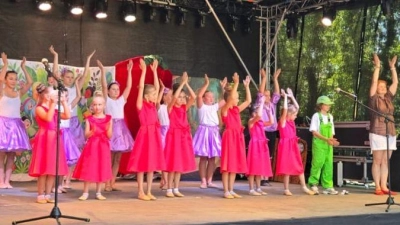 Die Tanzgruppe Dance Paradise bei einem ihrer Auftritte. Ganz rechts steht Leiterin Dina Matveeva. (Foto: Nathalie Martin)