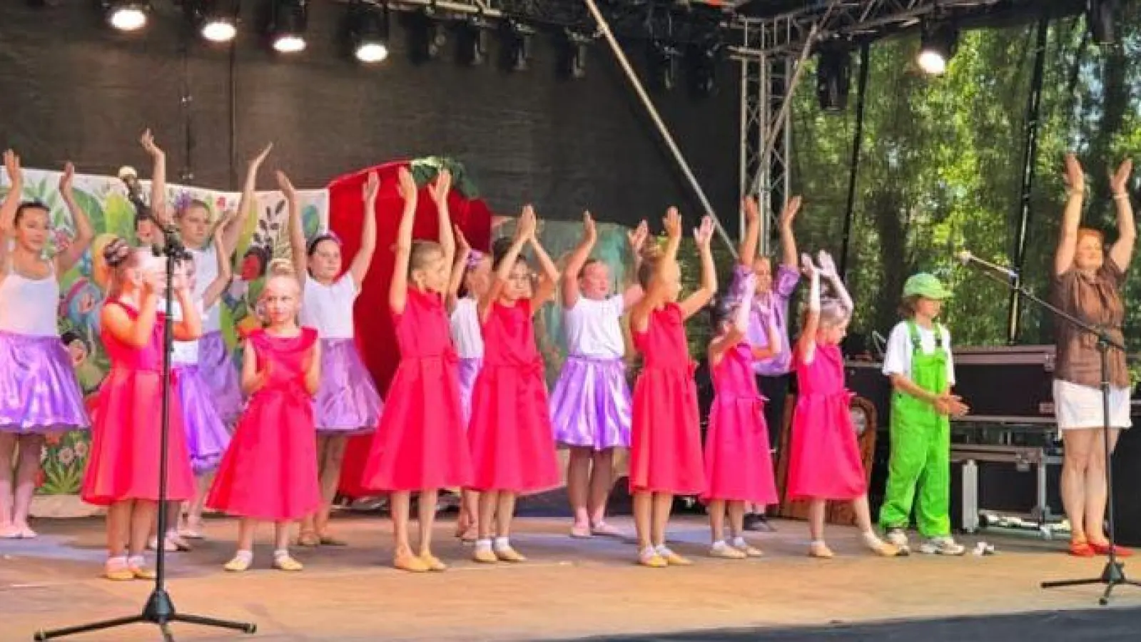 Die Tanzgruppe Dance Paradise bei einem ihrer Auftritte. Ganz rechts steht Leiterin Dina Matveeva. (Foto: Nathalie Martin)