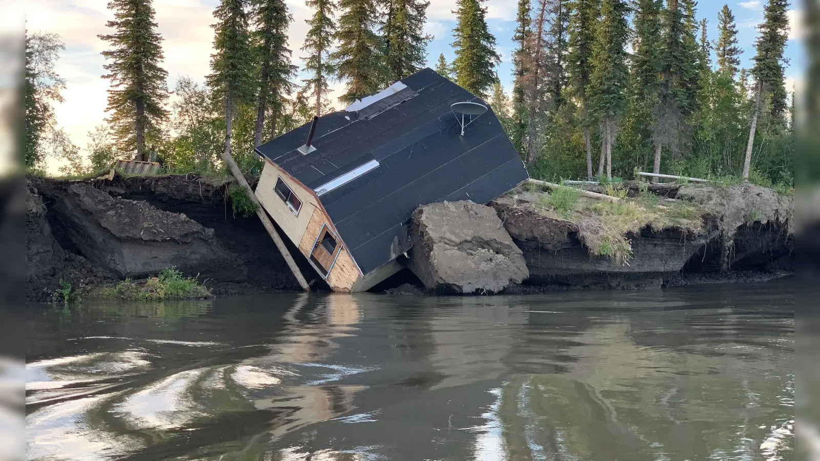 Dieses im Jahr 2021 aufgenommene und durch die Uni Wien zur Verfügung gestellte Foto zeigt eine Hütte, die im Zuge des Permafrost-Tauens und Erosion am kanadischen Mackenzie-Flussdelta zerstört wurde. (Foto: Angus Alunik/Uni Wien/dpa)