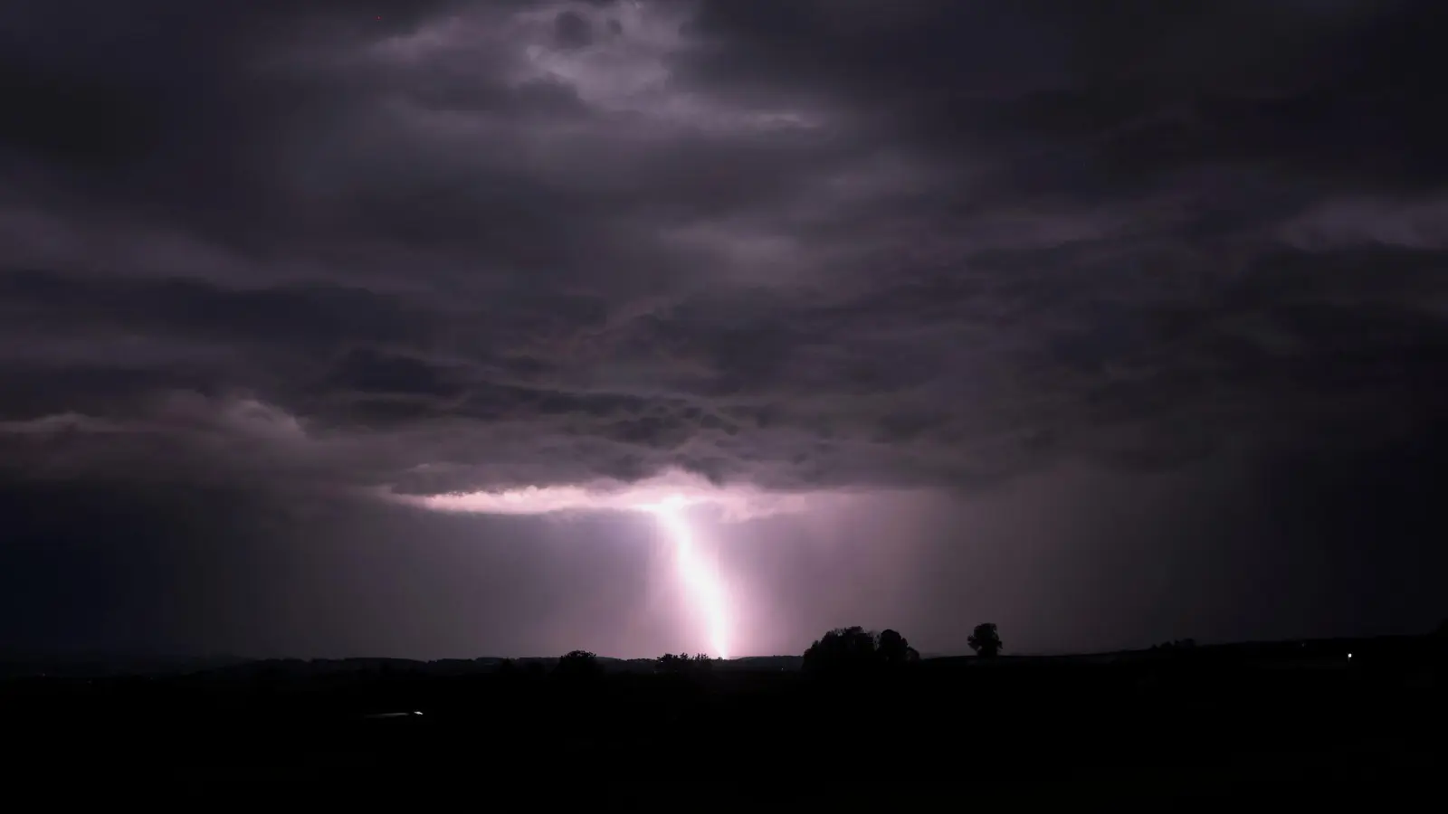 Schwere Gewitter könnten ab dem Nachmittag vor allem über den Westen Bayerns ziehen. (Archivbild) (Foto: Karl-Josef Hildenbrand/dpa)