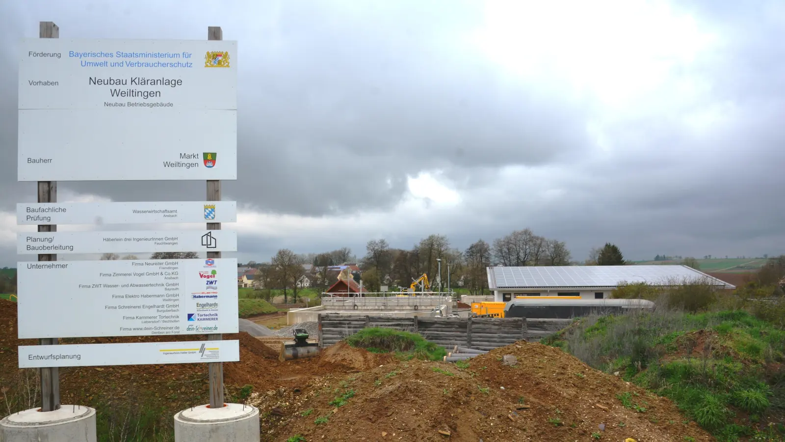 Noch intensiv wird an der neuen Kläranlage Weiltingens gearbeitet. Mitte des Jahres soll dann alles fertig sein. Die Restfinanzierung des Projektes gehört zu den großen Brocken im aktuellen Haushalt der Gemeinde.  (Foto: Peter Tippl)