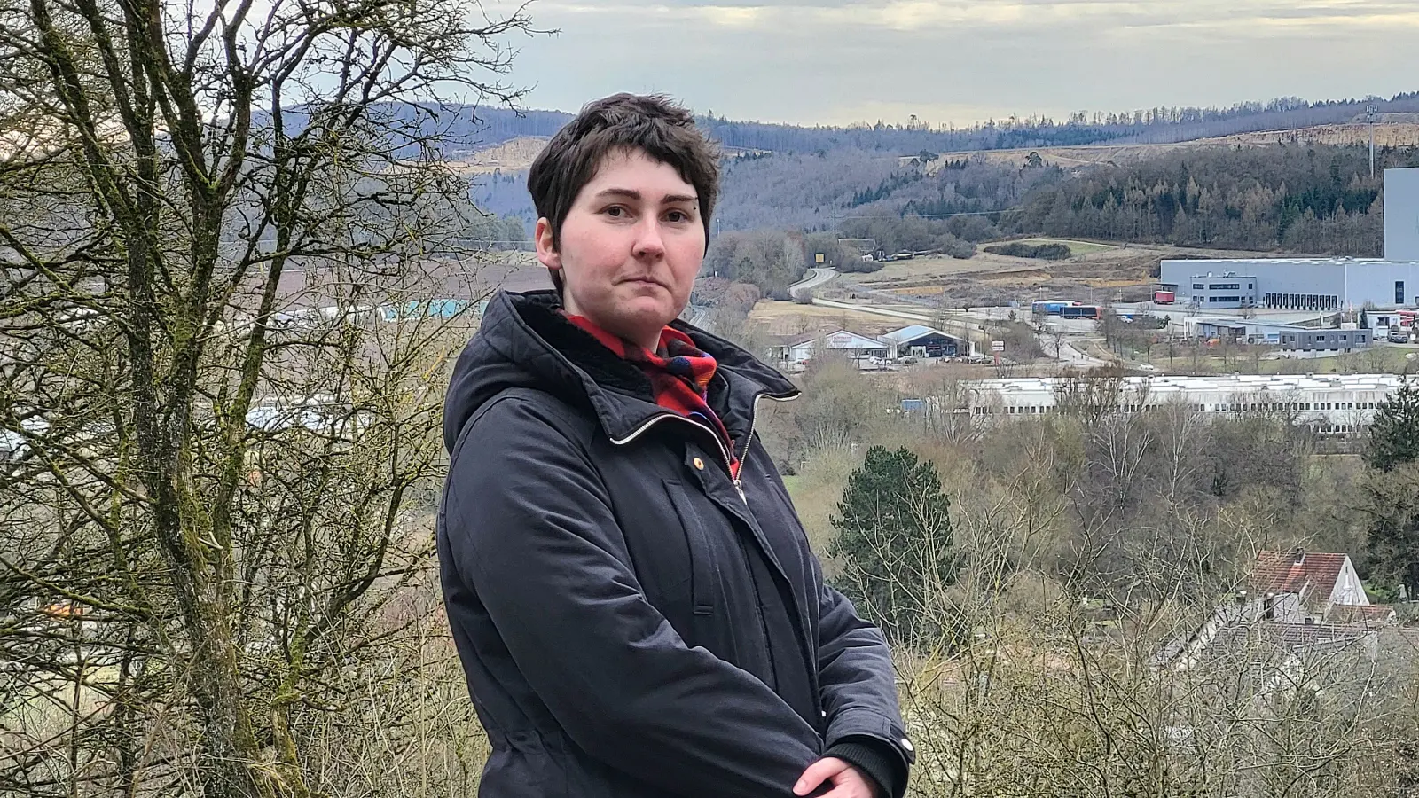 Am Perlachberg in Treuchtlingen stellt Nadja Gschwendtner mehrere Themen vor, die die Linken-Direktkandidatin angehen möchte. (Foto: Miriam Zöllich)