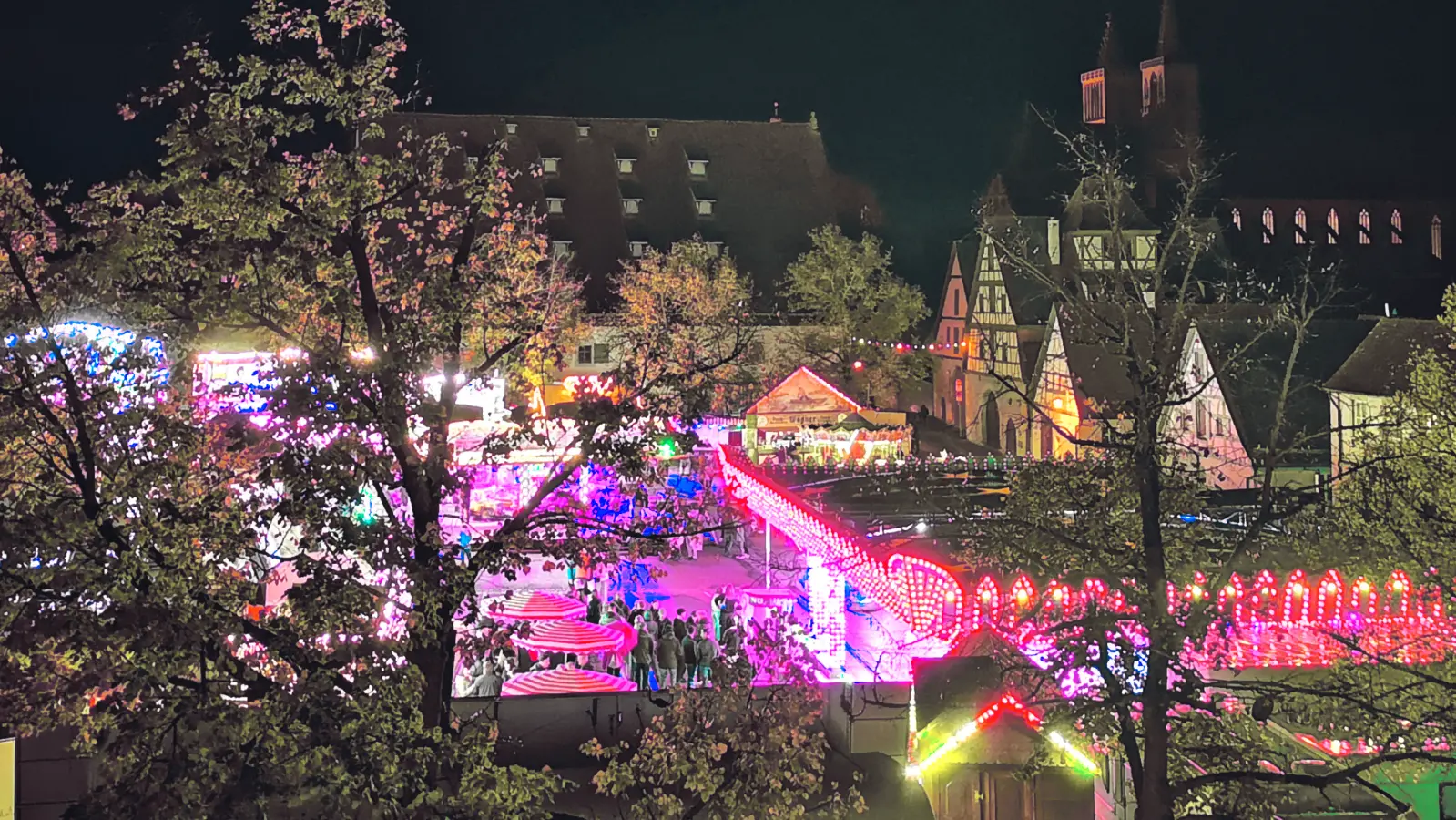 Die Herbstmesse findet auf dem Schrannenplatz statt. Ansonsten wird das Areal als Parkplatz genutzt. Wie grün es dort werden einmal werden könnte, bleibt erst einmal unklar. (Archivbild: Jürgen Binder)