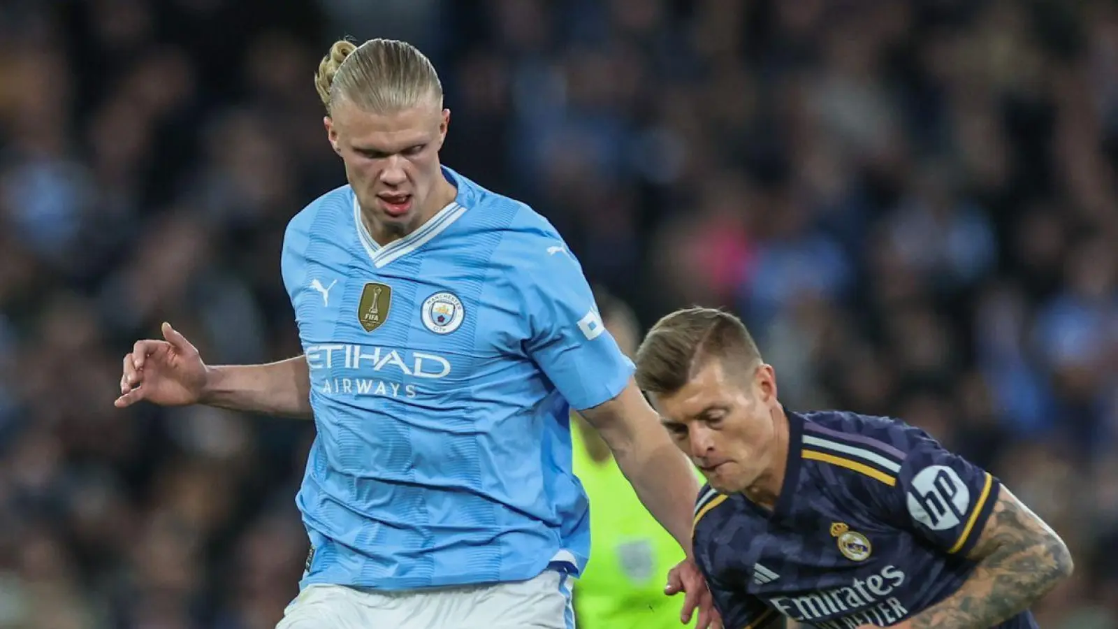 Toni Kroos (r) und Erling Haaland lieferten sich mit Real Madrid und Manchester City ein enges Duell. (Foto: Mark Cosgrove/News Images via ZUMA Press Wire/dpa)