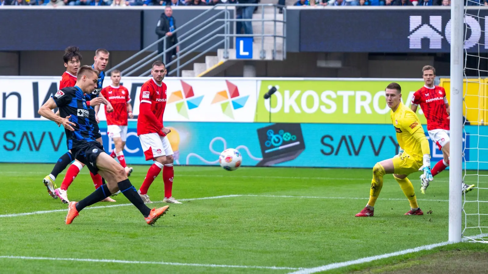 Filip Bilbija erzielt in der 50. Minute die 1:0-Führung für den SC Paderborn. (Foto: David Inderlied/dpa)