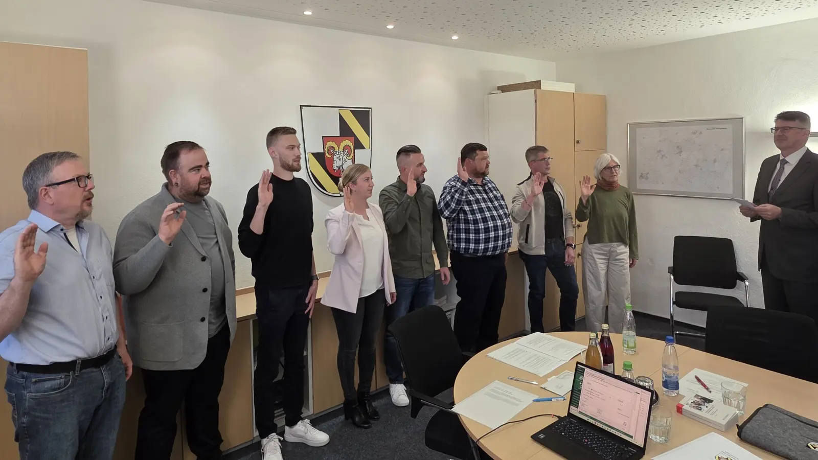 Bürgermeister Jürgen Meyer (rechts) vereidigte die neuen Ratsmitglieder Gerhard Espert, Jana Meyer, Jonas Weis, Holger Zeleny (alle CSU/Freie Bürger), Gerd Brummer, Michael Hartlehnert, Heiko Heinlein und Barbara Lorenz (alle FWG). (Foto: Hans-Bernd Glanz)