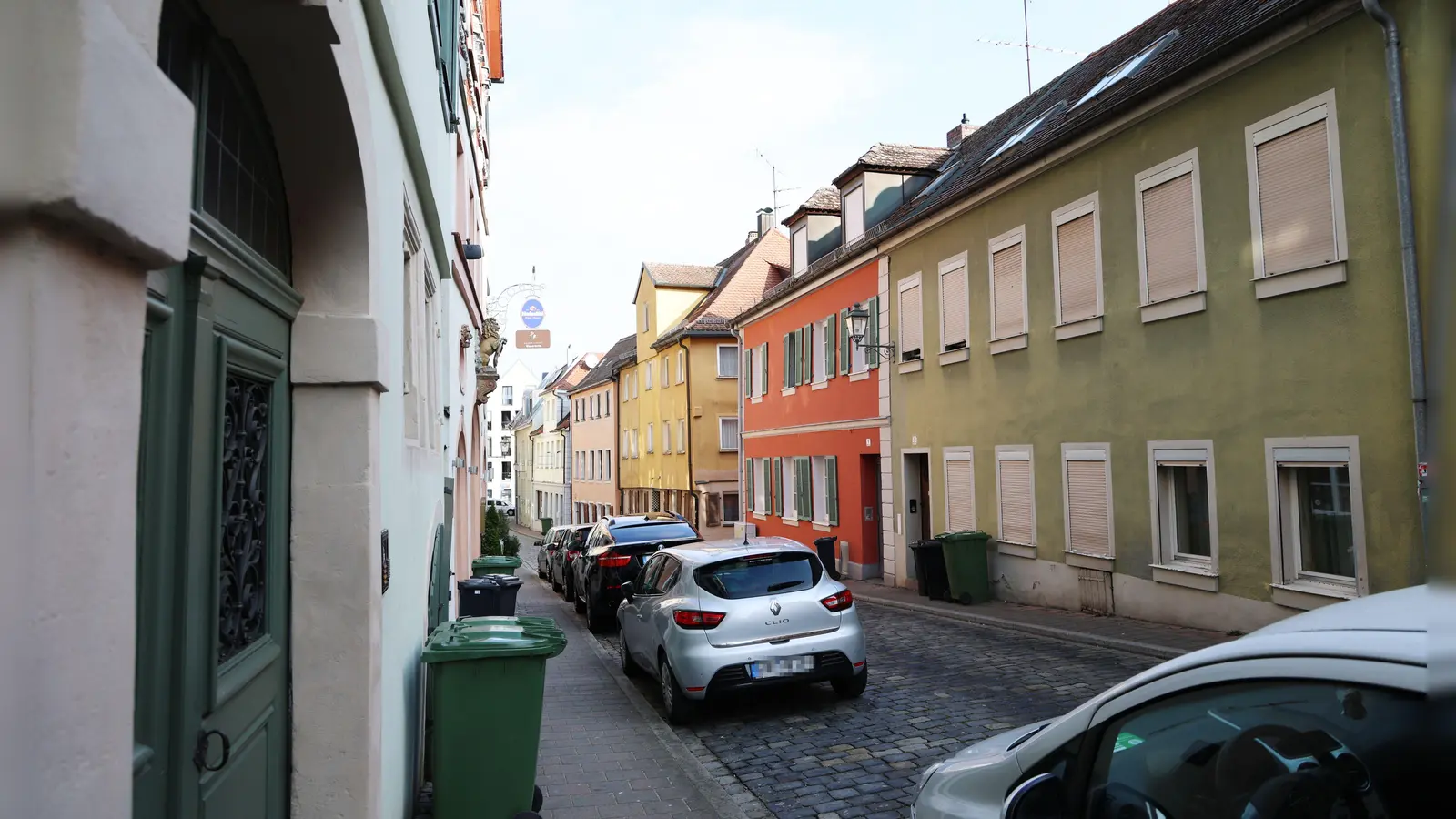 In einer Wohnung in der Büttenstraße prügelte ein Einbrecher im März brutal auf einen Schlafenden ein. (Archivbild: Johannes Hirschlach)