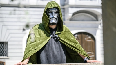 Oberbürgermeister Jan Rothenbacher wirbt als Bösewicht „Doctor Doom“ dafür, dass der nächste Marvel-Film in Memmingen Premiere feiert. (Foto: Jason Tschepljakow/dpa)