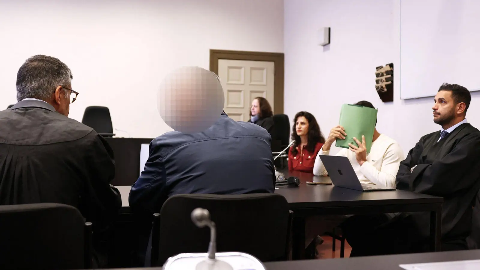 Das Hanseatische Oberlandesgericht hat die beiden Angeklagten zu achteinhalb beziehungsweise viereinhalb Jahre Haft verurteilt. (Foto: Christian Charisius/dpa)