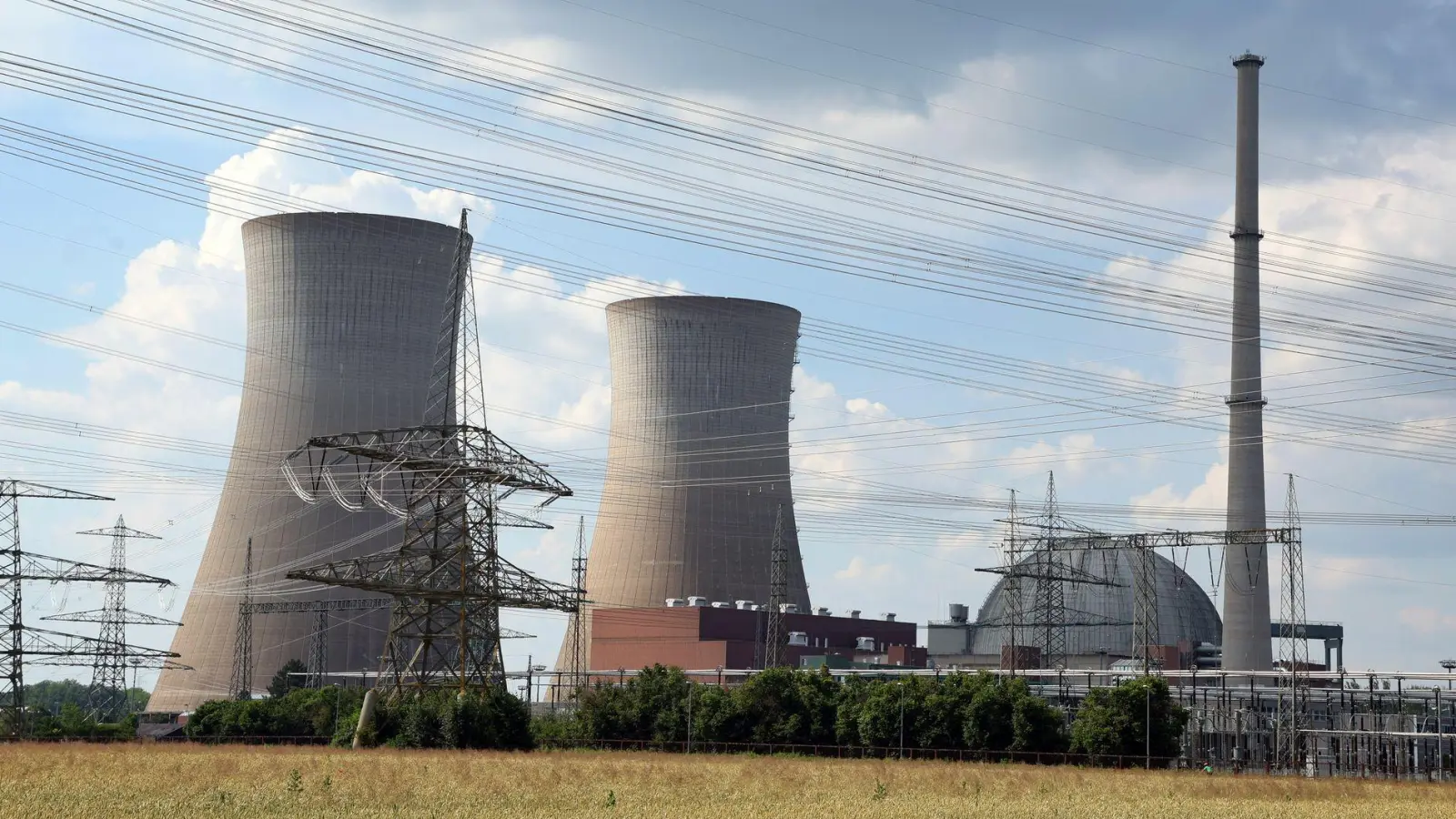 Die weithin sichtbaren Kühltürme des stillgelegten Atomkraftwerkes Grafenrheinfeld werden demnächst gesprengt. (Foto: Karl-Josef Hildenbrand/dpa)