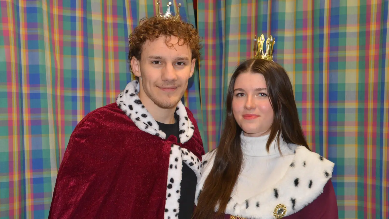 Alisa Karzauninkat, die eine Ausbildung zur Elektronikerin absolviert, und Luca Pattavina, Schüler am Gymnasium in Oettingen, schlüpfen erstmals in die Rolle der Wassertrüdinger Faschingsbotschafter. (Foto: Peter Tippl)