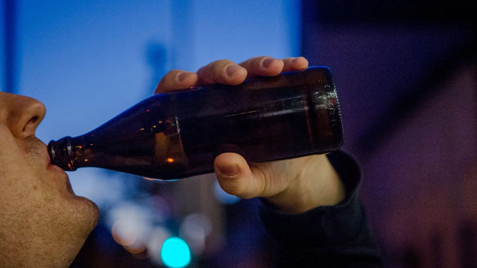 Weniger Prosit: Fast jeder fünfte Deutsche trinkt wegen der gestiegenen Preise weniger Bier. (Foto: Finn Winkler/dpa)