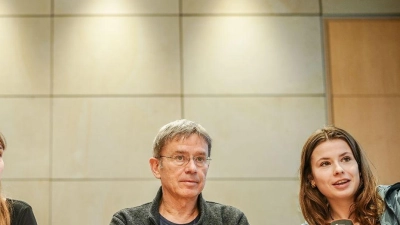 Ole Horn, Pauline Brünger von Fridays For Future, Stefan Rahmsdorf, Potsdam-Institut für Klimafolgenforschung, und Luisa Neubauer, ebenfalls Fridays For Future (v.l.n.r.). (Foto: Kay Nietfeld/dpa)