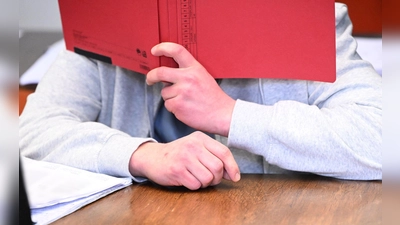  Der 24 Jahre alte Angeklagte soll seine Großmutter ermordet haben. (Archivfoto)  (Foto: Felix Hörhager/dpa)