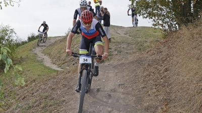 Waghalsige Abfahrt: der spätere Sieger des Hauptrennens Michael Schmidt vor dem Zweitplatzierten Tobias Kunzmann. (Foto: Günther Holzinger)