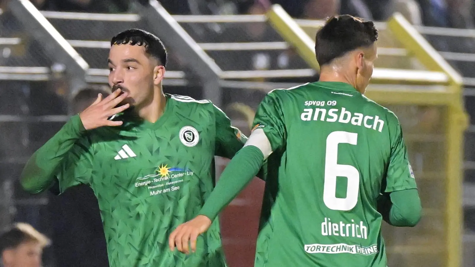 Abschied aus Ansbach: Tarkan Ücüncü (links) wechselt in die Türkei. (Foto: Martin Rügner)