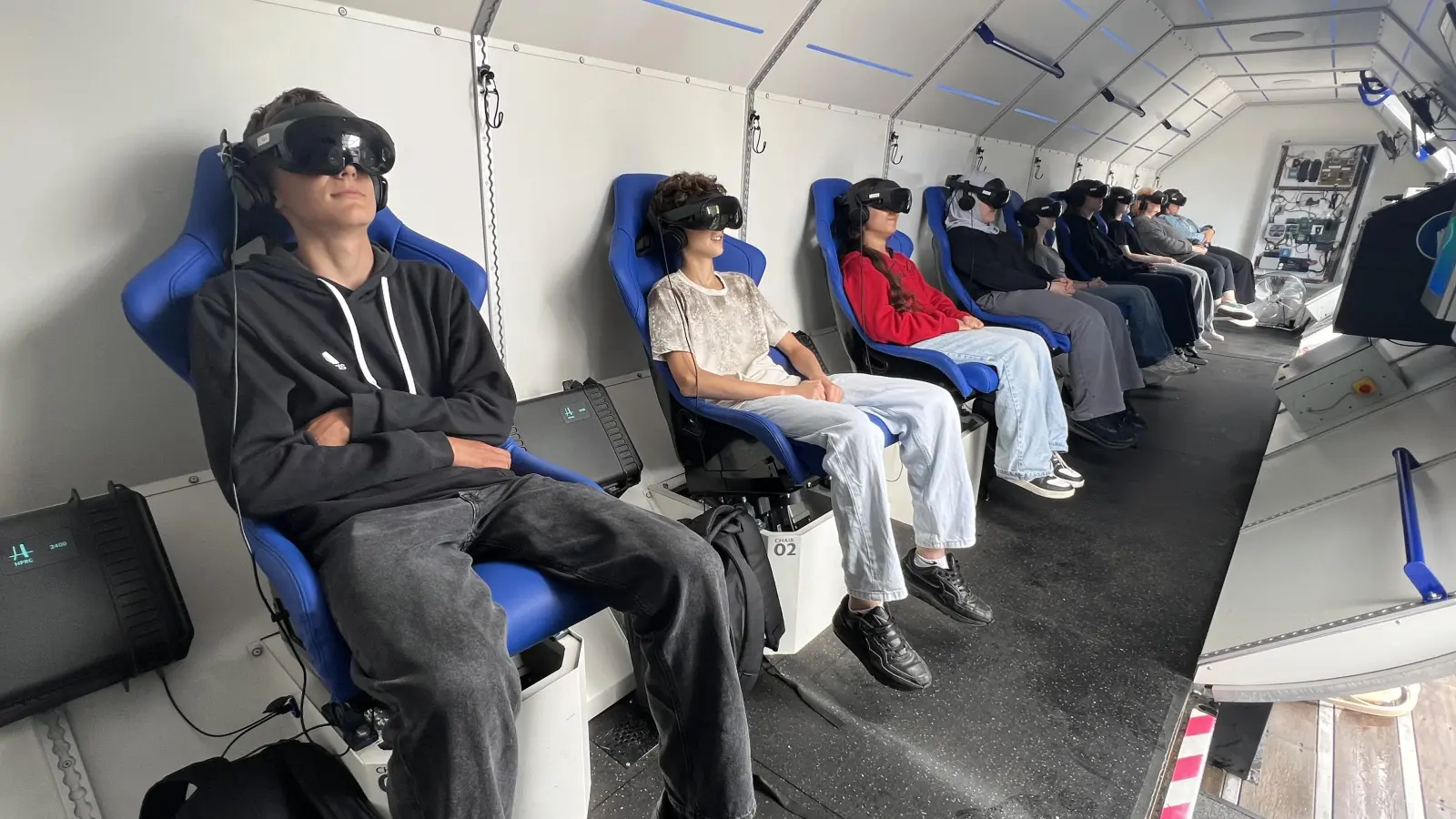 Eine virtuelle Reise ins All erlebten Schülerinnen und Schüler der Mittelschule Dietenhofen im Spacebuzz der Deutschen Raumfahrtagentur. (Foto: Yvonne Neckermann)