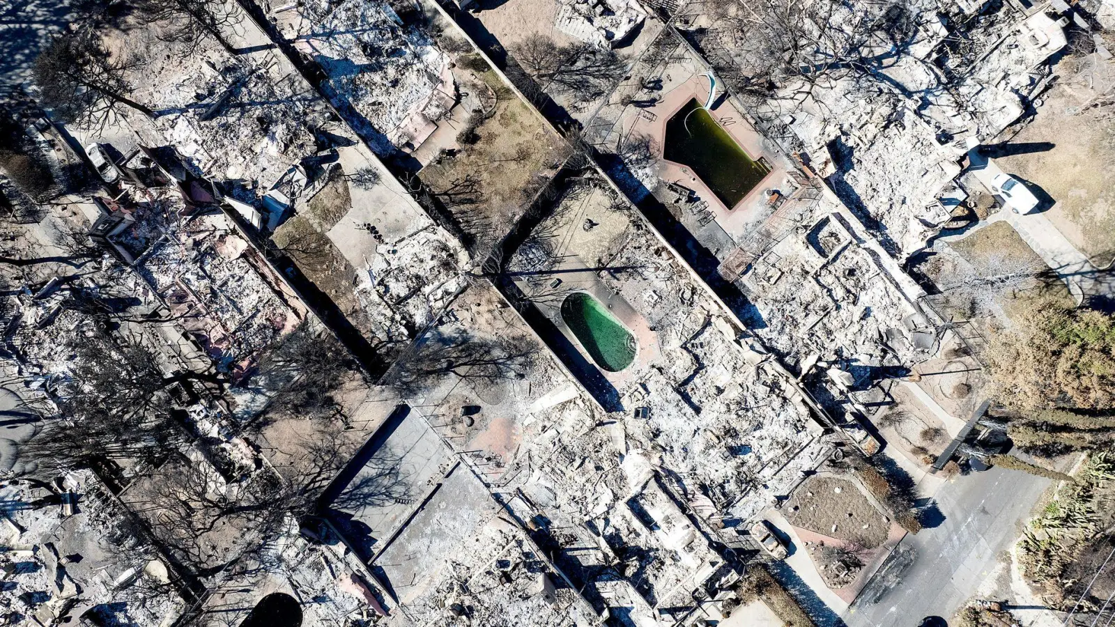 Die Ursache für das Eaton-Feuer wird auf einen Strommasten zurückgeführt. (Archivbild) (Foto: Noah Berger/FR34727 AP/AP/dpa)