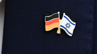 Das Opfer trug nach Angaben der Ermittler eine Anstecknadel mit der Flagge Israels am Revers. (Symbolbild) (Foto: Bernd Weißbrod/dpa)