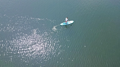 Die DLRG empfiehlt Paddlern, Sicherheitsmaßnahmen einzuhalten. Gerade Nichtschwimmer sollten eine Schwimmweste tragen. (Foto: Matthias Bein/dpa)