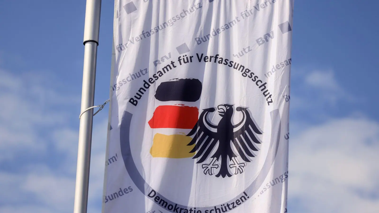 Der Verfassungsschutz hat die Aufgabe, die Demokratie zu schützen. Der Hauptsitz der Behörde ist in Köln. (Symbolbild) (Foto: Oliver Berg/dpa)