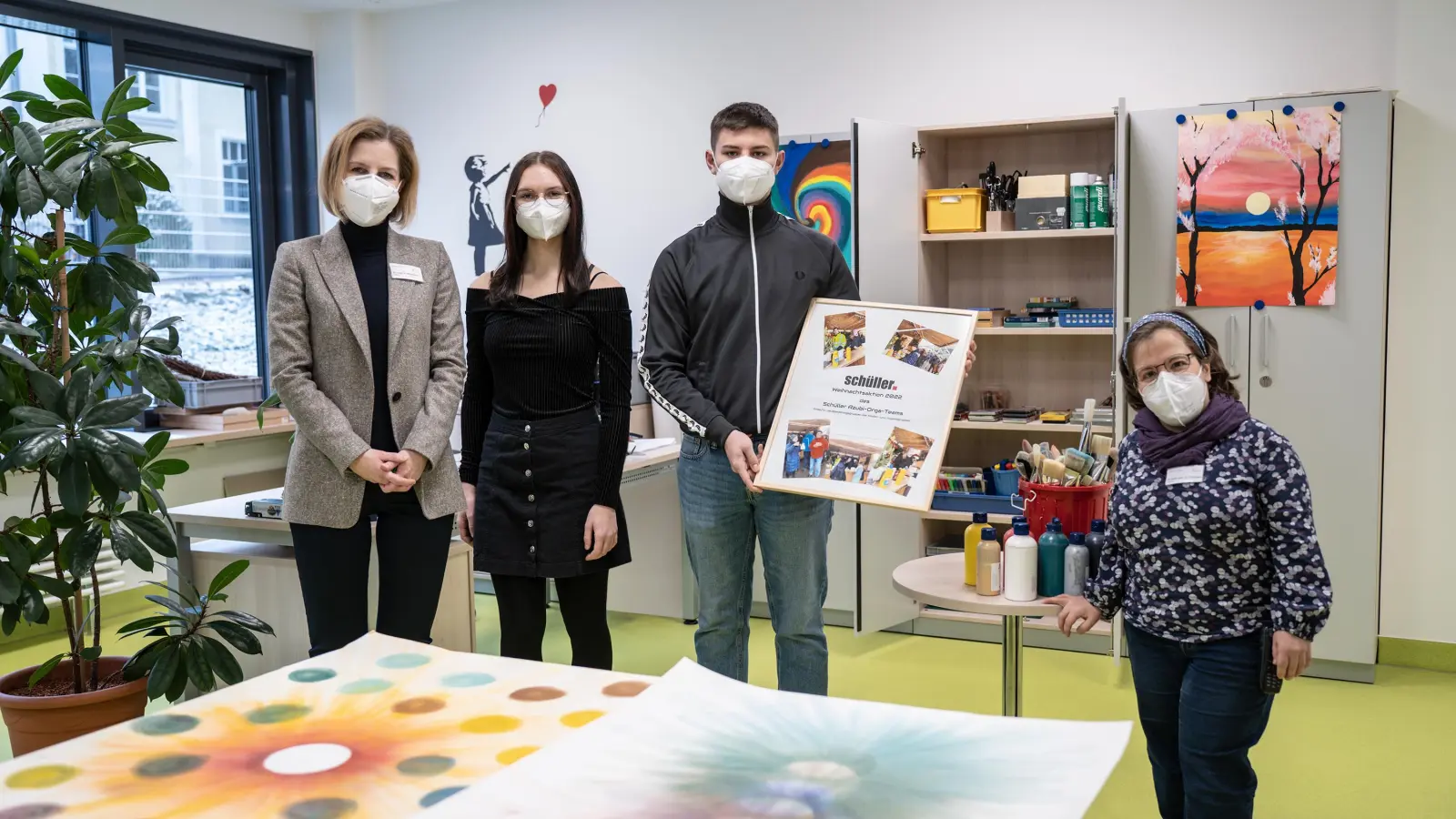 Die Auszubildenden Leonie Schaufler (Zweite von links) und Carlos Edel (Dritter von links) übergaben der Chefärztin der Klinik für Psychiatrie, Psychosomatik und Psychotherapie des Kindes- und Jugendalters am Bezirksklinikum Ansbach, Dr. Kathrin Herrmann (links), und der Fachärztin für Kinder- und Jugendpsychiatrie und -psychotherapie, Dr. Birgit Florineth (rechts), die Spende. (Foto: Schüller Möbelwerk KG/Eva Babel)