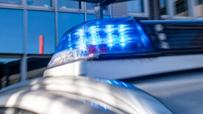 Ein Blaulicht leuchtet auf dem Dach eines Polizeiwagens. (Foto: David Inderlied/dpa/Symbolbild)