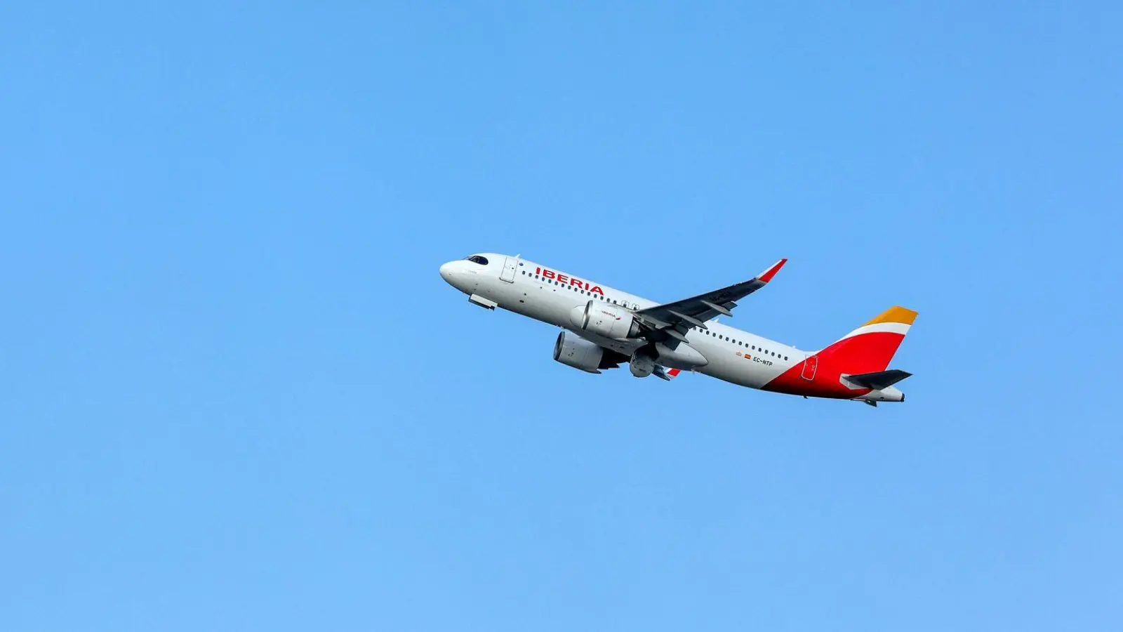 Der ungewöhnliche Zwischenfall ereignete sich während eines Iberia-Fluges. (Symbolbild) (Foto: Bodo Marks/dpa)