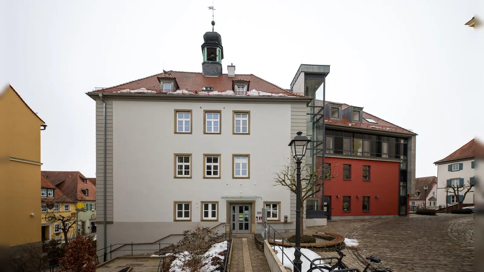 Beim Wahlkampf um den Chefsessel im Uffenheimer Rathaus gab es eine Schmähschrift gegen den amtierenden Bürgermeister Wolfgang Lampe.  (Foto: Mirko Fryska)
