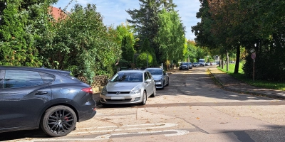 In den Bereichen rund um die Hochschule, hier die Jägerndorfer Straße, herrscht ein hoher Parkdruck. Dies führt dazu, dass Anwohnerinnen und Anwohner immer wieder Kritik an der Situation üben. (Foto: Florian Schwab)