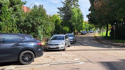 In den Bereichen rund um die Hochschule, hier die Jägerndorfer Straße, herrscht ein hoher Parkdruck. Dies führt dazu, dass Anwohnerinnen und Anwohner immer wieder Kritik an der Situation üben. (Foto: Florian Schwab)