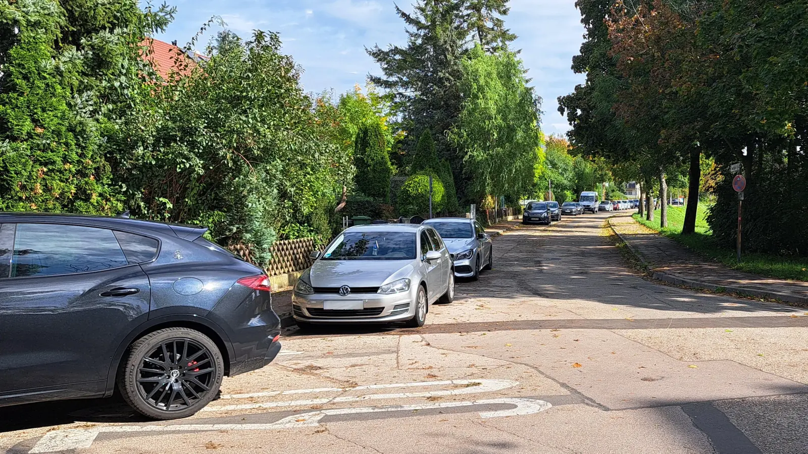 In den Bereichen rund um die Hochschule, hier die Jägerndorfer Straße, herrscht ein hoher Parkdruck. Dies führt dazu, dass Anwohnerinnen und Anwohner immer wieder Kritik an der Situation üben. (Foto: Florian Schwab)