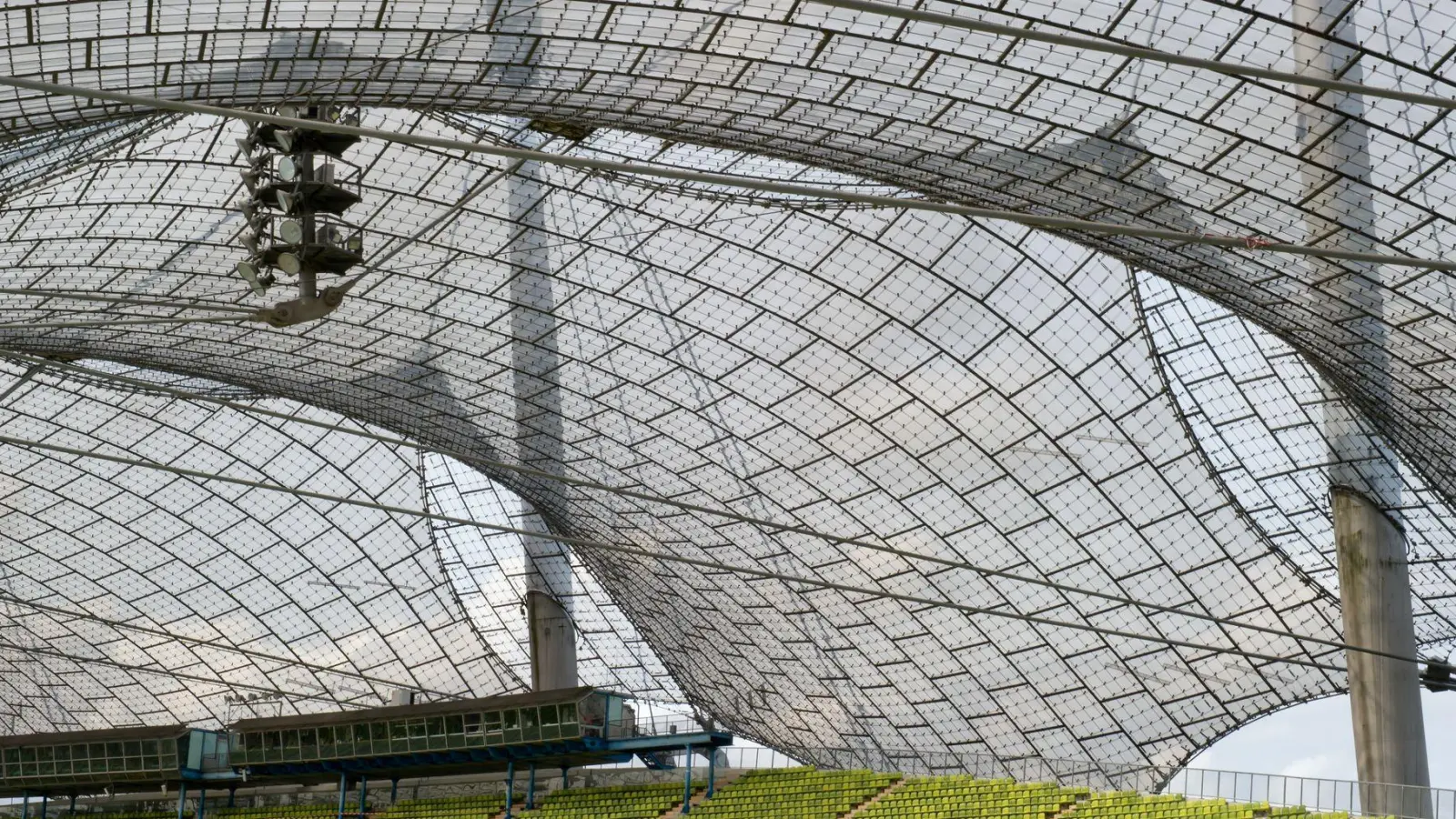 Das Zeltdach im Olympiapark ist in die Jahre gekommen und wird nun saniert. (Archivbild) (Foto: picture alliance / dpa)