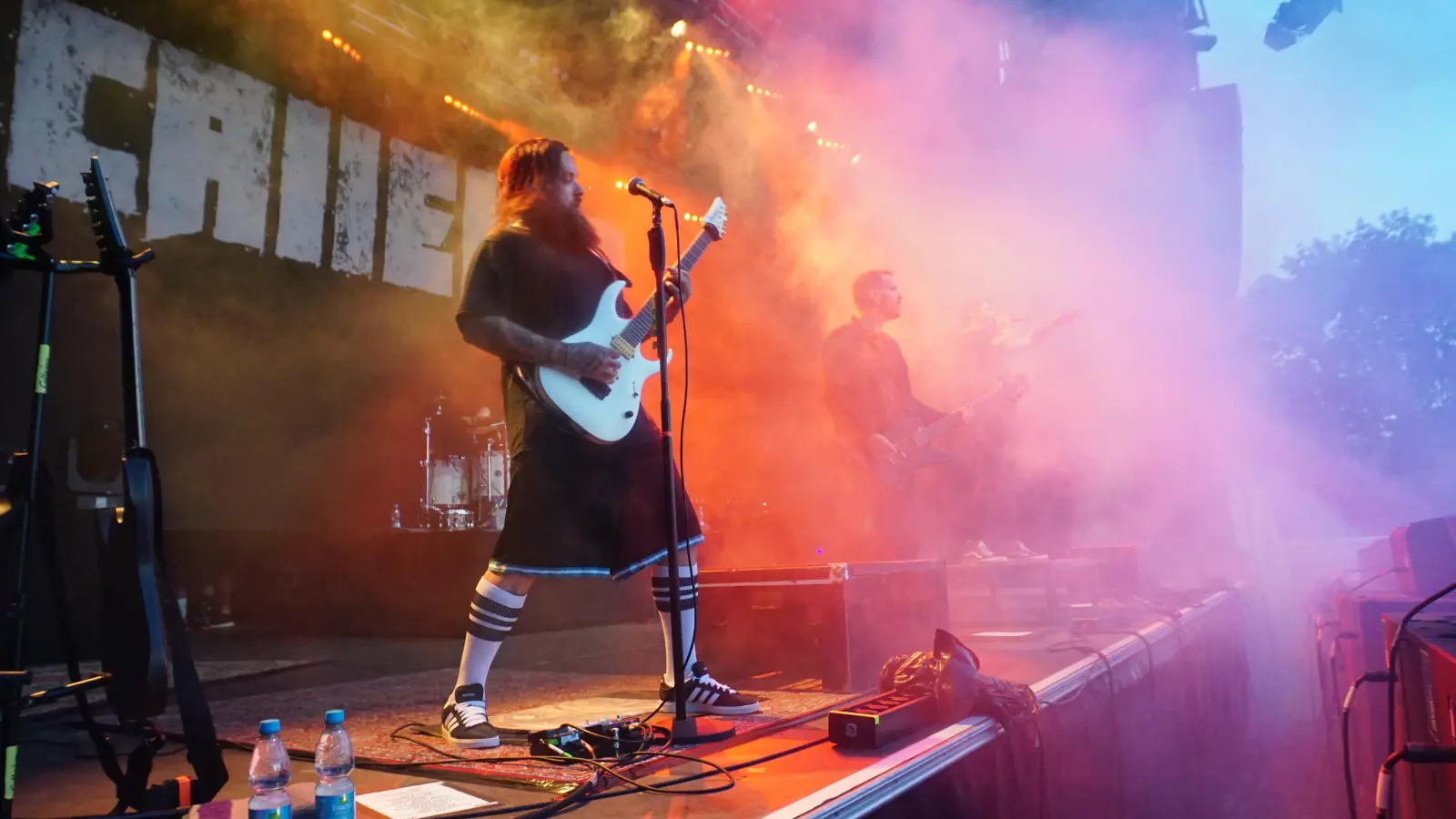 Beim Auftritt von Callejon wird mit künstlichem Rauch nicht gespart. (Foto: Wolfgang Hauf)